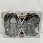 外箱の正面。窓から鉄人28号とブラックオックス、小さな人物フィギュアが見える