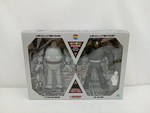 外箱の正面。窓から鉄人28号とブラックオックス、小さな人物フィギュアが見える