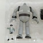 ブリスターの鉄人28号と人物フィギュアを近くから写した写真