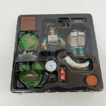 トレーに収まったフィギュアと付属品