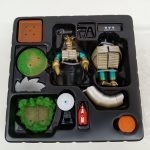 トレーに収まったフィギュアと付属品を上から写したところ