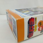 外箱の側面を斜めから写した写真。合体モゲラのロゴ