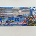 外箱の正面。窓からディバイトランチャーが見え、『大型分離銃 ディバイトランチャー』のロゴ