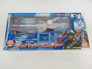 外箱の正面。窓からディバイトランチャーが見え、『大型分離銃 ディバイトランチャー』のロゴ