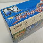 外箱の角を斜めから写したところ。バーコードの面
