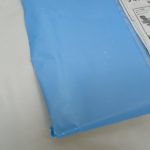 青い背景紙と取扱説明書の拡大