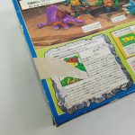 外箱の背面の角。テープで補修された部分