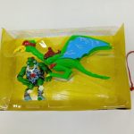 トレーに収まったケイブラファエロと翼竜、手綱