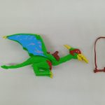 翼竜のフィギュアと手綱を右側から写した写真