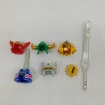 頭部の飾りや剣など小物パーツを並べた写真