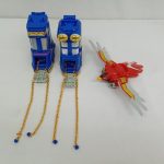 青い脚のパーツ2つと赤い機体のパーツ