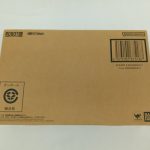 輸送箱の上面。ROBOT魂と魂ウェブ商店のロゴ、バーコード