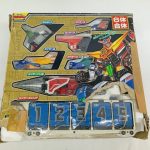 外箱の上面の窓越しに見える各マシンとカイザーキャリア