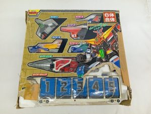 外箱の上面の窓越しに見える各マシンとカイザーキャリア