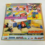 外箱の背面。合体の手順と各マシンの写真