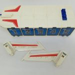 カイザーキャリアの本体と2枚の翼パーツ
