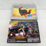 別の絵柄のスリーブと商品箱の背面。『G-ARMOR ～GUNDAM 45th Anniversary～』の文字