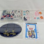 トレーに収まった本体と付属品、台座、説明書