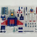 トレーに収まったGファイターの部品とガンダム、手首の部品