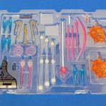 トレーに収まったエフェクト部品と武器
