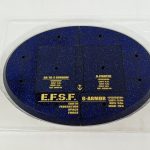 台座。『E.F.S.F.』と機体のスペックの印字