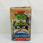 外箱の正面。『DX 超気伝獣 ダイムゲン』のロゴとダイムゲンの写真。上部はテープで補修されている