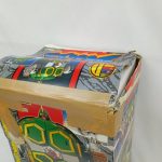 外箱の上部のアップ。テープで補修された跡