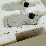 発泡スチロールの内箱に収まったキャノンのパーツ