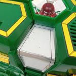 甲羅の中央部分のアップ。銀色のパネルと赤いランプ