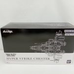 外箱の正面。『ウルトライドクロニクル HYPER STRIKE CHESTER』のロゴと機体の線画