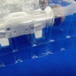 ブリスターの中の白い機体パーツを近くから写した写真