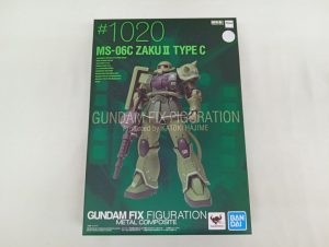 外箱の正面。『#1020 MS-06C ZAKU II TYPE C』とGUNDAM FIX FIGURATION METAL COMPOSITEのロゴ、ザクIIの絵