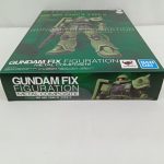 外箱を斜め上から写した写真。上面にシリーズロゴと商品名