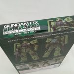 外箱を裏面側から斜めに写した写真。シリーズロゴと商品名