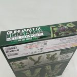 外箱を裏面の下側から斜めに写した写真。注意書きと発売元の表記