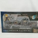 窓付き外箱の正面。『FINAL FANTASY VII PLAY ARTS Vol.1』のロゴとクラウドとバイク