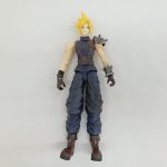 クラウドのフィギュアを正面から写した全身