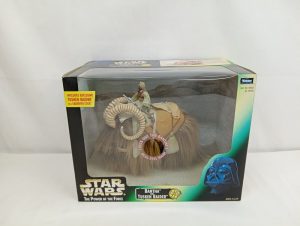 窓付きの箱の正面。STAR WARS The Power of the Force、BANTHA and TUSKEN RAIDERの印字