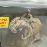 窓の中のタスケン・レイダーとバンサの角のアップ