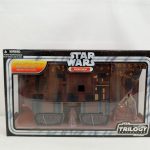窓付き外箱の正面。『STAR WARS Sandcrawler』とTRILOGY COLLECTIONのロゴ、中のサンドクローラーとフィギュア