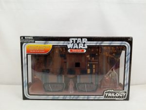 窓付き外箱の正面。『STAR WARS Sandcrawler』とTRILOGY COLLECTIONのロゴ、中のサンドクローラーとフィギュア