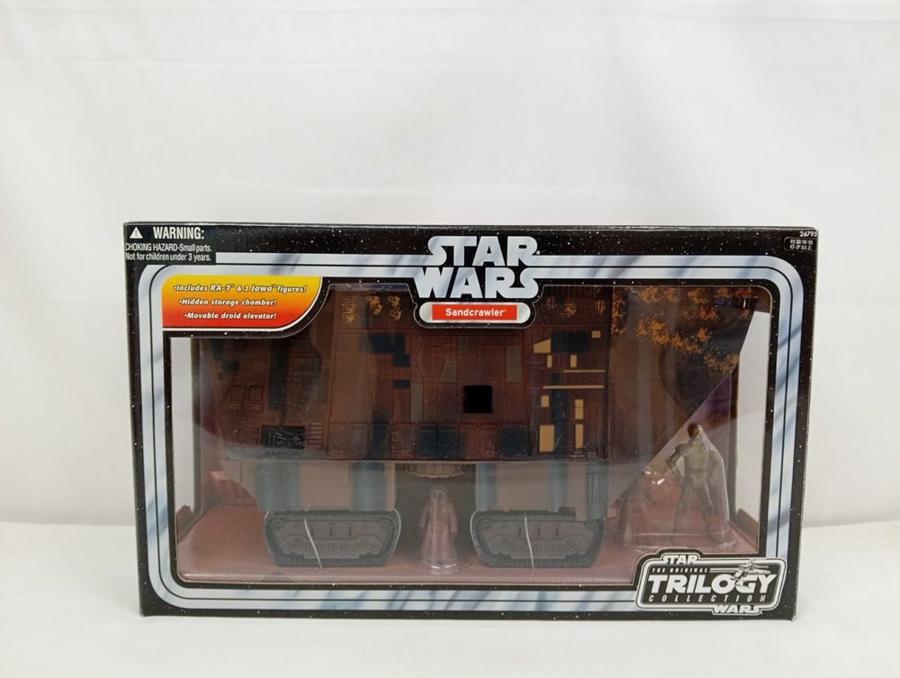窓付き外箱の正面。『STAR WARS Sandcrawler』とTRILOGY COLLECTIONのロゴ、中のサンドクローラーとフィギュア