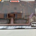 外箱の窓越しに見えるサンドクローラーの下部とフィギュアの拡大