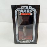 外箱の側面。窓からジャワのフィギュアが見える
