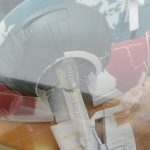 窓の中のスレーブ1の機体下部のアップ