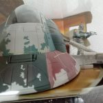 窓の中のスレーブ1の機体上部とボバ・フェットのフィギュア