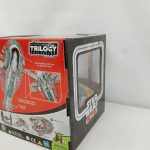 斜めから見た箱の背面と側面。TRILOGY COLLECTIONのロゴ