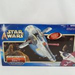 外箱の正面。STAR WARSのロゴとジャンゴ・フェットのスレイブ1の絵