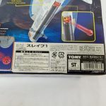 外箱の裏面のアップ。スレイブ1の日本語表記、トミーの表記とバーコード