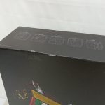 外箱の上面を斜めから写した写真